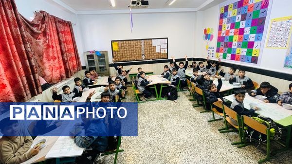 مراسم جشن انقلاب و تقدیر از دانش‌آموزان مقام‌آور مدرسه معلم