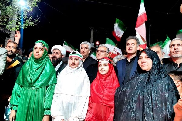 نمایش وفاداری گالیکشی‌ها در سی‌امین قرار