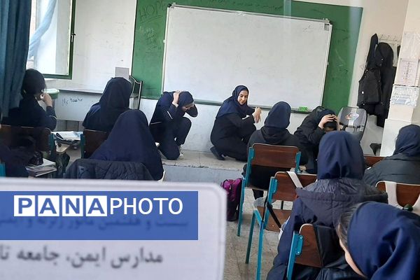 بیست و هفتمین مانور سراسری زلزله و ایمنی در دبیرستان دخترانه فرزانگان شهرقدس با شعار  مدرسه ایمن‌، جامعه تاب آور 