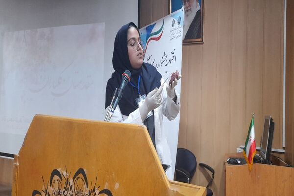 مراسم تجلیل از همیار معلم‌های نمونه دبیرستان آرمیتا مصلی نژاد