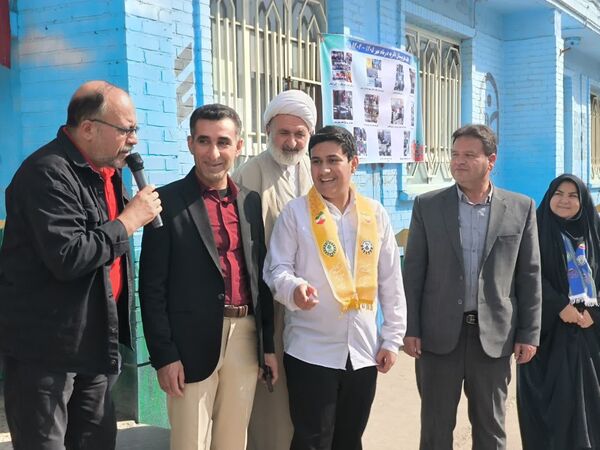 رونمایی از کتاب «روحانی که روحانی نیست» در دبیرستان باقریه