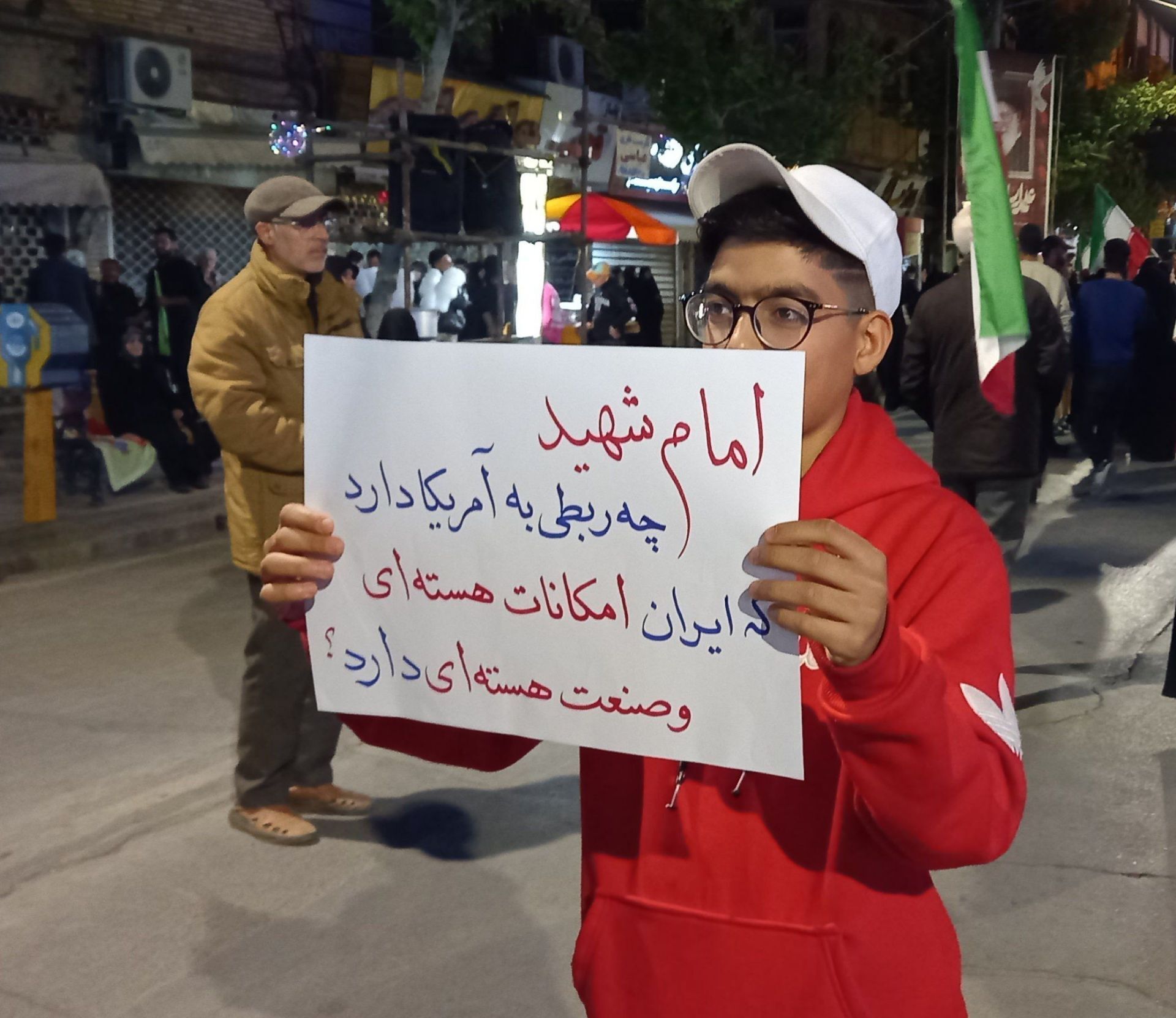 یکپارچگی مردم ملایر در شب؛حمایت از وطن،انقلاب 
