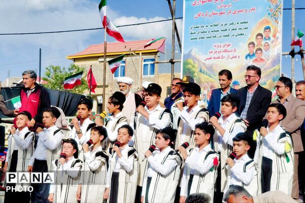 یادبودی در مسیر دوچرخه برای قهرمانان کوچک میناب