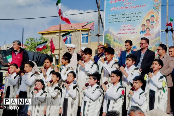 یادبودی در مسیر دوچرخه برای قهرمانان کوچک میناب