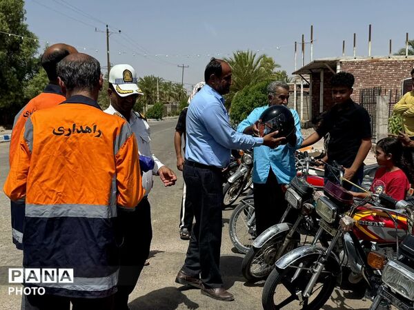 توزیع کلاه ایمنی رایگان به راکبین موتور سیکلت روستای نعمت آباد 