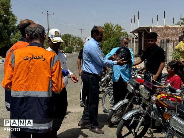 توزیع کلاه ایمنی رایگان به راکبین موتور سیکلت روستای نعمت آباد 
