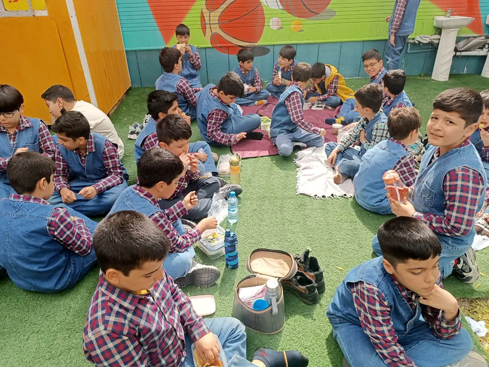 هوای پاک و  صبحانه ی سالم  در دبستان مبتکران ۳