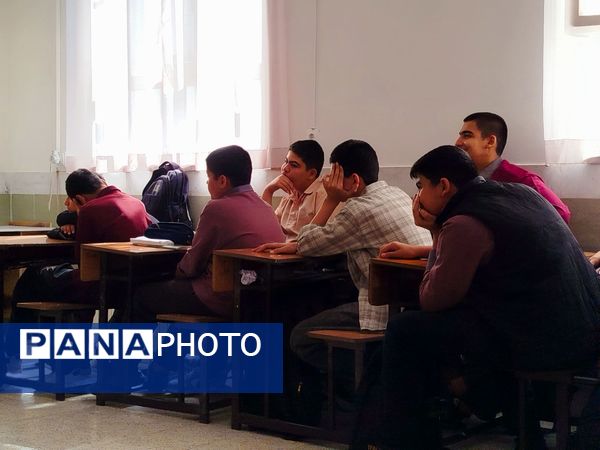 هدایت تحصیلی دانش‌آموزان در دبیرستان میثاق 