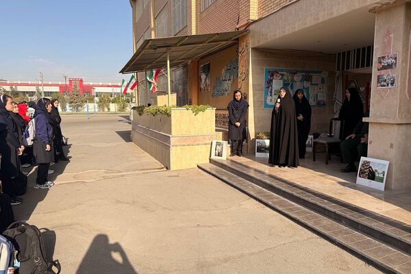 تقدیر از خانواده شهید خلبان علی بلورخانی در دبیرستان استعدادهای درخشان فرزانگان شهریار 