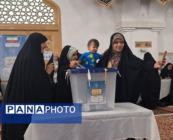 حضور پرشور مردم پای صندوق‌های اخذ رأی در حرم مطهر رضوی