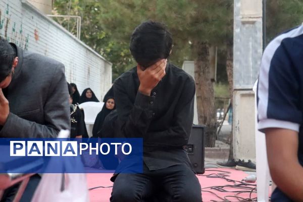 حضور پر رنگ نوجوانان در مراسم قرائت دعای زیارت عاشورا 