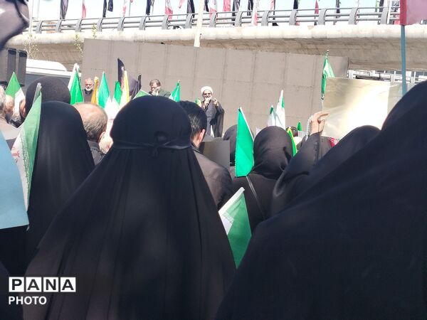 خروش مردم همیشه در صحنه کرج در مراسم چهلمین روز شهادت امام امت و نوگلان میناب
