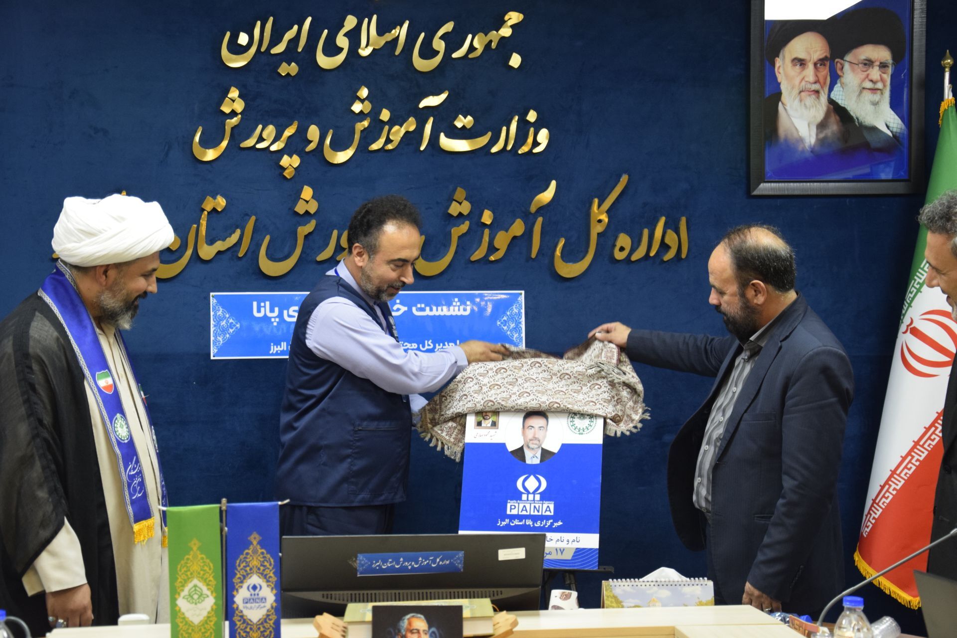  اهدای کارت افتخاری پانا به مدیرکل آموزش و پرورش استان البرز بیانگر اهمیت جایگاه رسانه دانش‌آموزی  است
