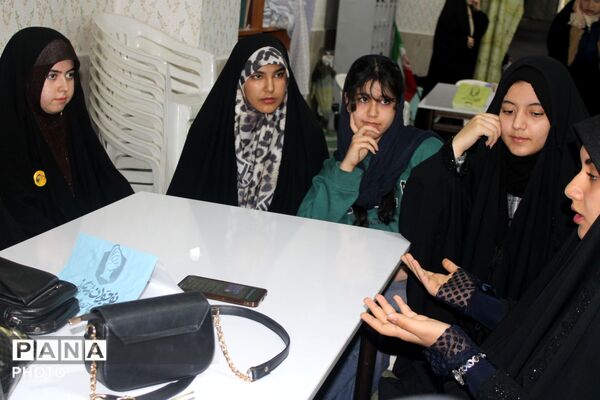 پاتوق دختران نوجوان مبارز در سملقان 