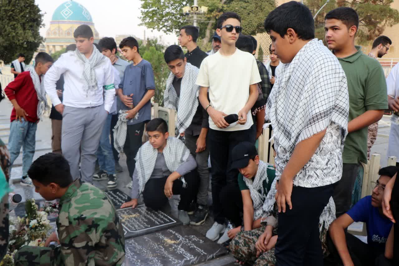 پویندگان پسر دوره ولایت (ایرانیوم ) در گلستان شهدای اصفهان 