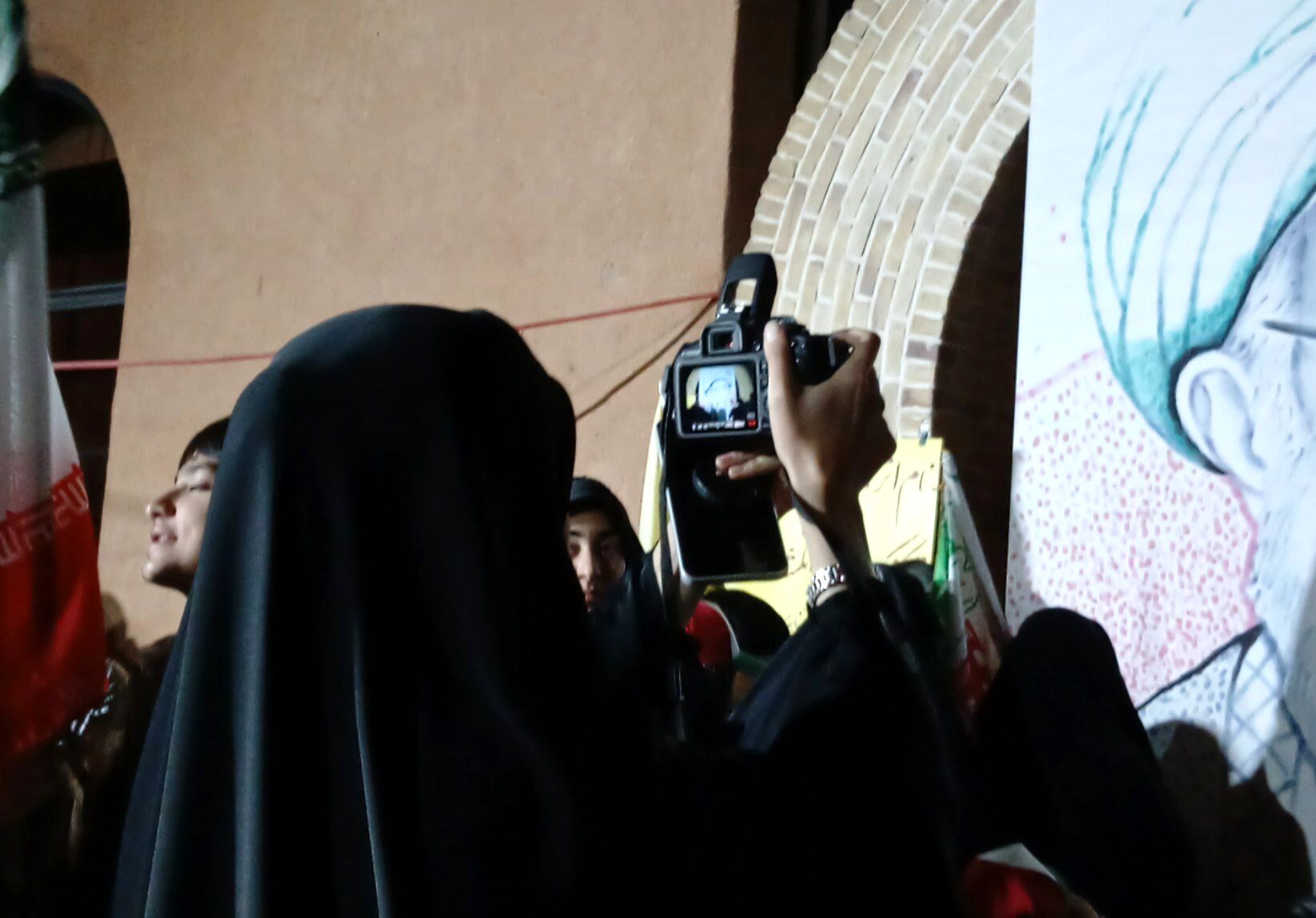 اثر انگشت هایی که قاب رهبر شهید را کامل کردند 
