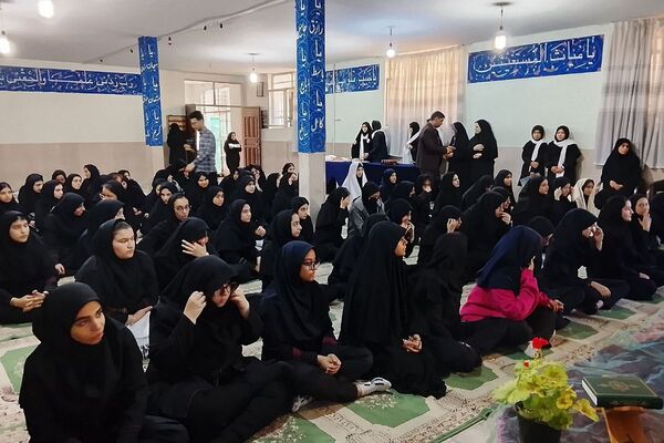 اجرای سومین نشست قرآنی در مدارس با حضور امام جمعه قرچک در دبیرستان شهدای محراب