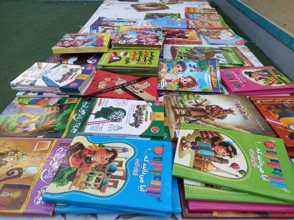 نمایشگاه کتاب در دبستان مریم بندرعباس