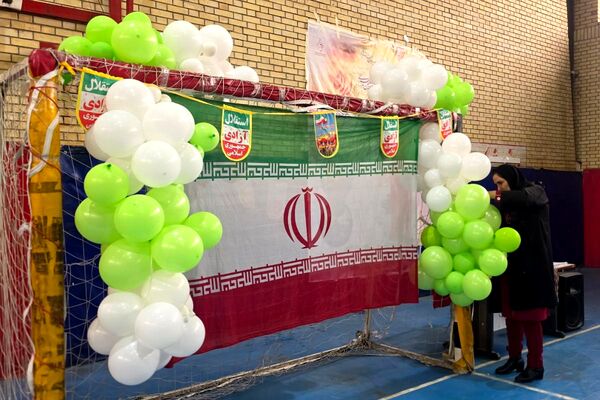 رقابت دانش‌آموزان رباط‌کریم در مسابقات بین مدرسه‌ای فوتسال