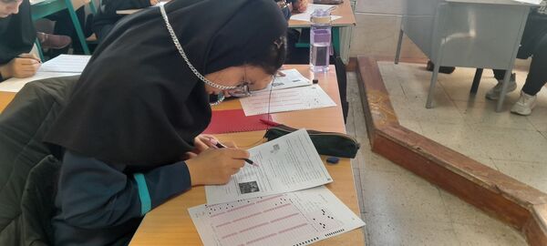 برگزاری آزمون پایش در دبیرستان فرزانگان استعداد درخشان شهرستان ملارد