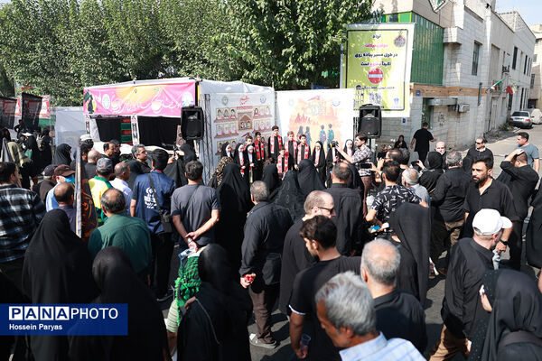 موکب «عشاق‌الحسین» سازمان دانش آموزی در راهپیمایی خانوادگی جاماندگان اربعین حسینی - تهران