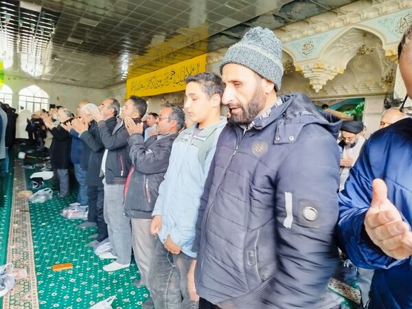 اقامه نماز جماعت بعد از  راهپیمایی در کاشمر 