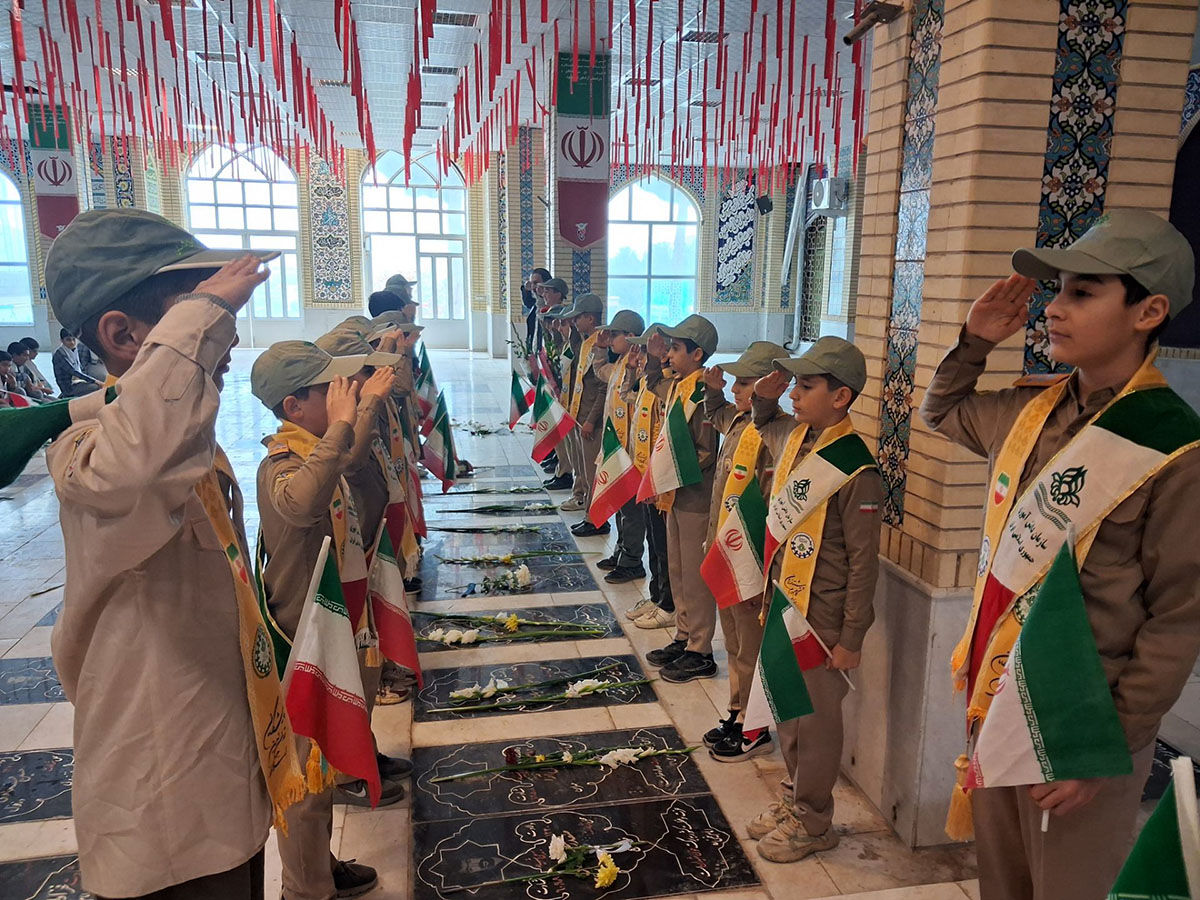 عطر افشانی و گلباران مزار شهدای شهرستان بجنورد  