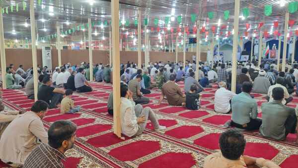 تجمع نمازگزاران نماز جمعه قشم در روز خشم و نصر