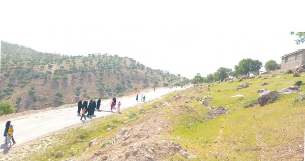 پیاده‌روی اهالی روستای رفن به مناسبت هفته سلامت