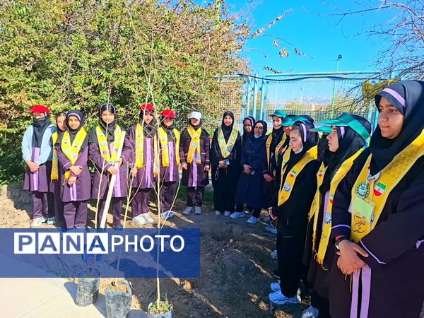  وقتی نهال‌ها هم انقلابی شدند؛ فجر در حیاط مدرسه ام‌البنین