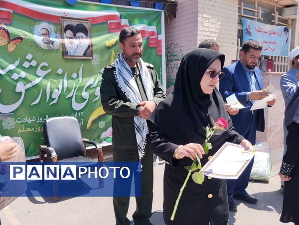 تجلیل از معلمان نمونه در مدرسه تقوا مشهد