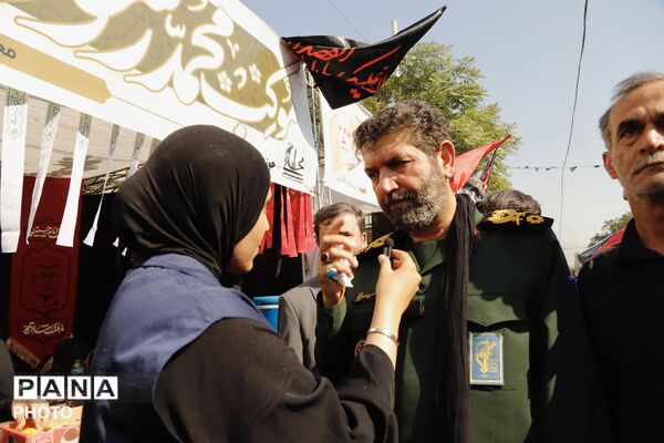 حضور فرمانده سپاه تهران در میان خیل زائران جاماندگان اربعین