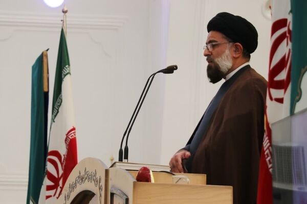 حضور با شکوه دانش‌آموزان و فرهنگیان در مراسم پر فیض نماز جمعه آباده در آستانه روز دانش‌آموز