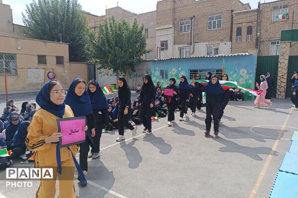  حرکات های ورزشی توسط ورزشکاران دبیرستان ایثار یک  به مناسبت هفته تربیت بدنی 
