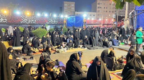 نوجوانان تهرانی هم‌نوا با اسرای کربلا به سوگ امام حسین (ع) نشستند