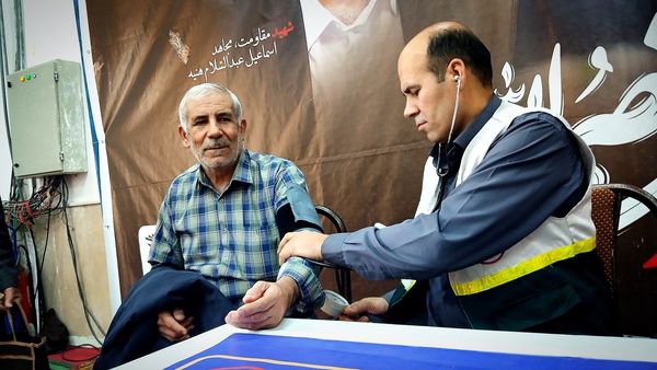 برگزاری نماز جمعه وحدت‌آفرین نظرآباد با رونمایی کتاب قرآنی و ارائه خدمات فرهنگی و معیشتی در مصلی نظرآباد