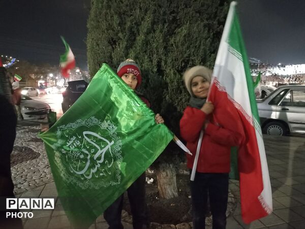 اجتماع پرشور مردم مشهد در بلوار هفت تیر باحضور فرهنگیان اداره آموزش وپرورش ناحیه شش مشهد 