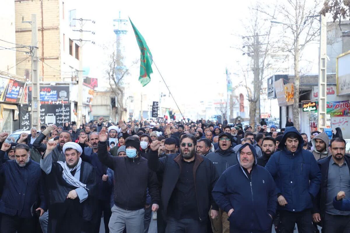 مردم روزه‌دار کمالشهر در پی شهادت رهبر انقلاب به عزاداری پرداختند