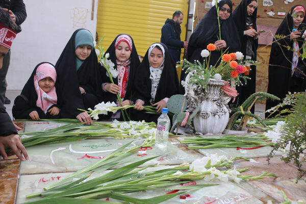 گلباران مزار شهدای گمنام قم در ایام الله دهه فجر