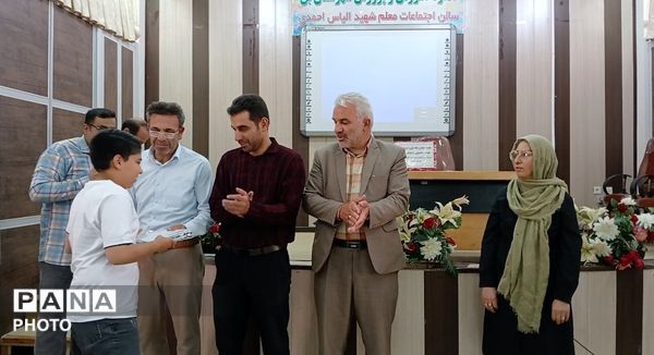 جلسه مشاوره هدایت تحصیلی و تجلیل از دانش‌آموزان برتر دبیرستان شهید سلیمانی بن