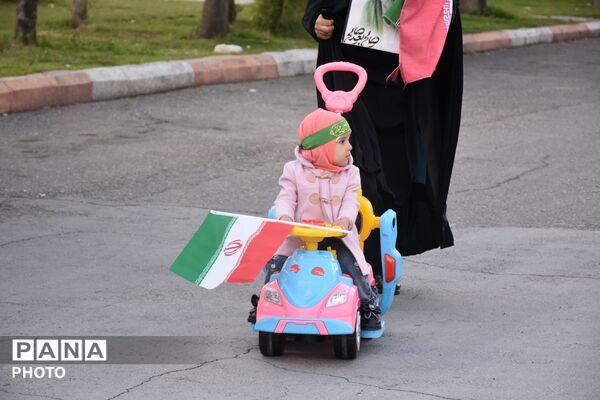پرچم ایران در دستان کوچک؛ رژه کودکانه امام رضایی‌ها در قروه