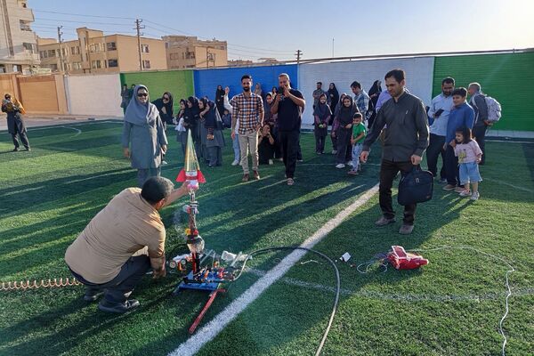 هیجان پرتاب موشک آبی در هفته هوافضا با حضور دانش‌آموزان در پژوهشسرای خواجه نصیرالدین طوسی