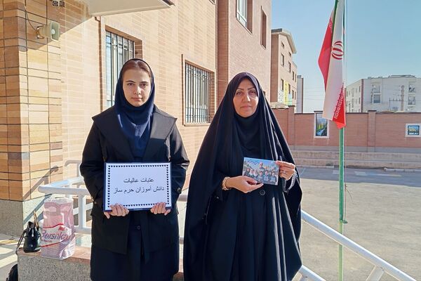 همدلی دانش‌آموزان مدرسه کریمی‌شیرازی‌ها در فضای معنوی با پرچم امام حسین(ع)