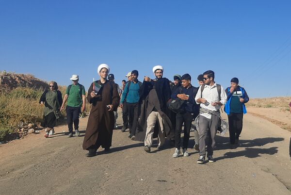  کاروان زائرین پیاده دانش‌آموزی در نیشابور