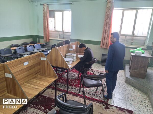 بازدید مدیر آموزشگاه نمونه آیت‌الله خامنه‌ای از قرائت خانه این دبیرستان