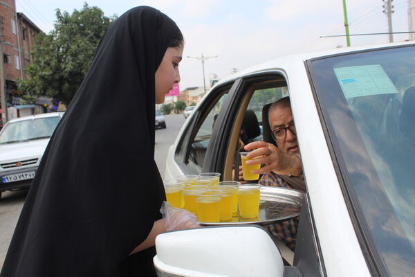 میزبانی دانش‌آموزان گلوگاهی از مسافران و زائران رضوی 