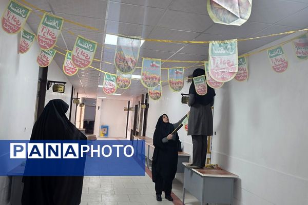 آماده‌سازی آثار هنرجویان در نمایشگاه دهه فجر رباط‌کریم