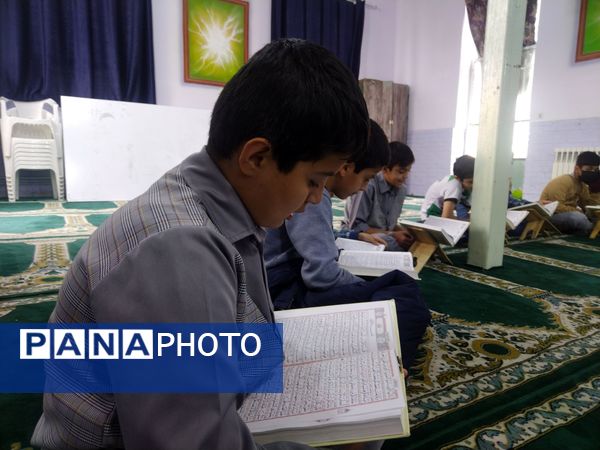 محفل انس با قرآن کریم در دبستان فضیلت کاشمر 