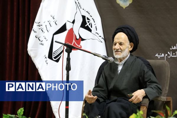 جلسه گرامیداشت و تجلیل از پدران و مادران شهدا 