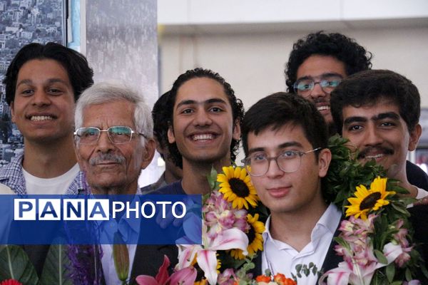 استقبال پرشور از دانش‌آموز مشهدی قهرمان المپیاد جهانی نجوم و اخترفیزیک